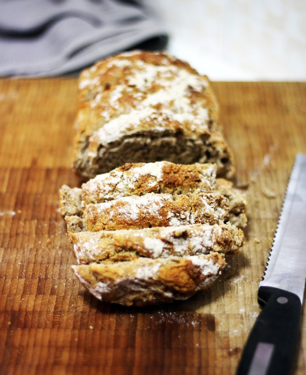 Mörkt frukostbröd som jäses i kylen över natten