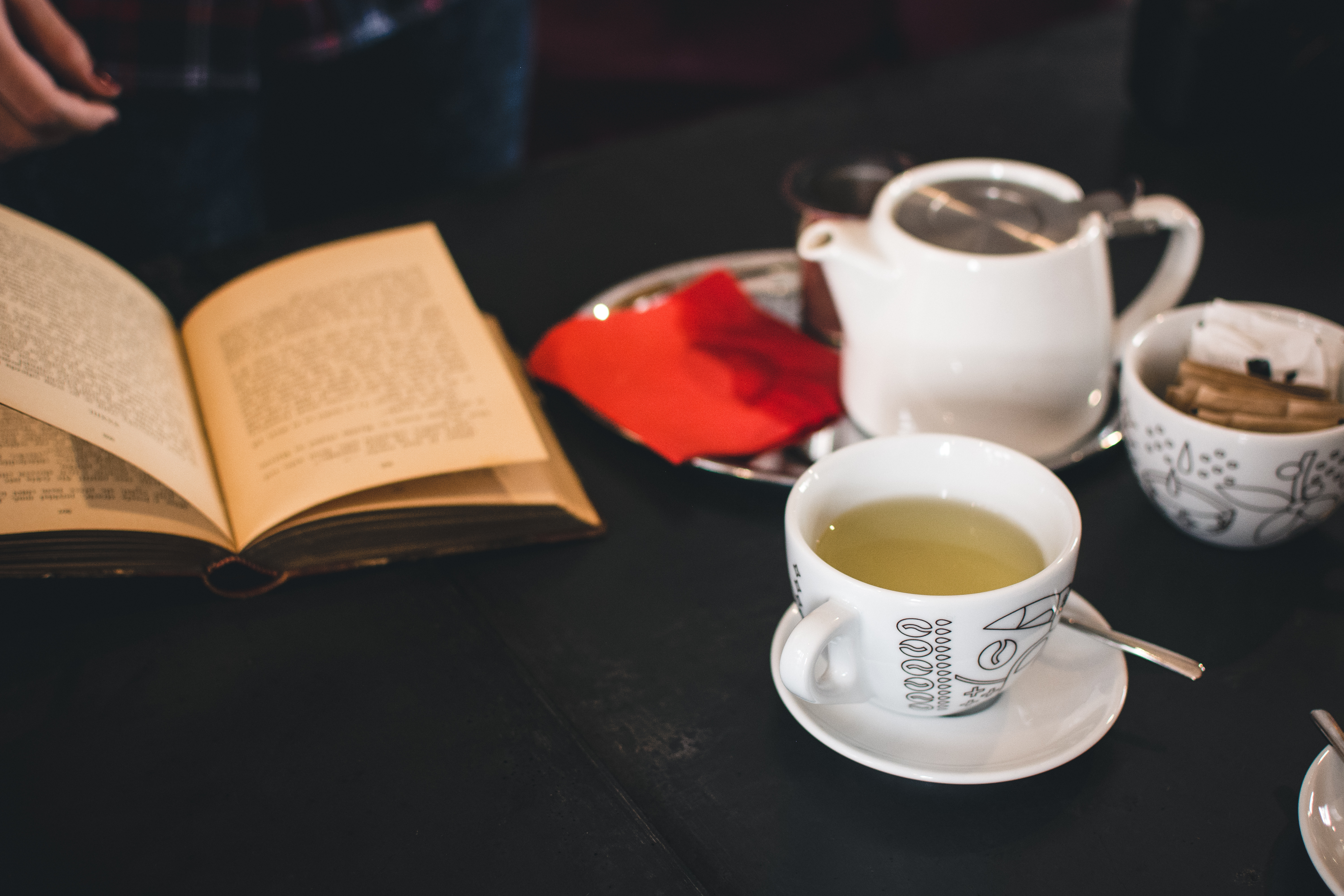 foodiesfeed.com_a-cup-of-tea-with-a-book.jpg