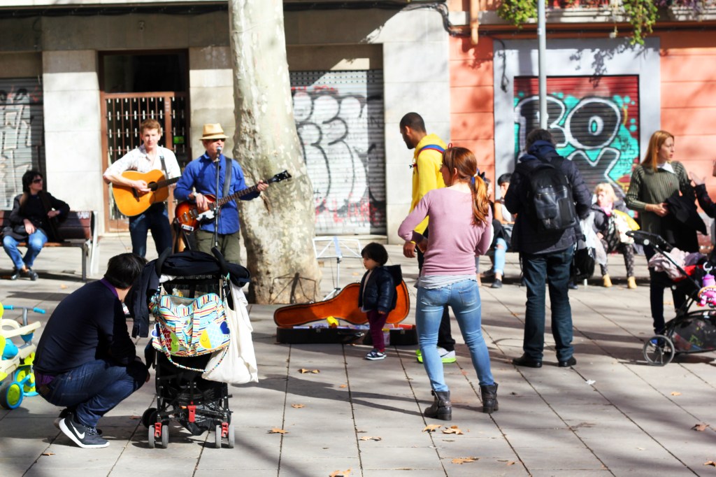 Marknad, kaffe och lek i Gracía