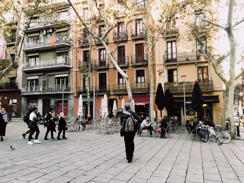 Medsystrar, krigsberättelser och en damm som&nbsp;brister